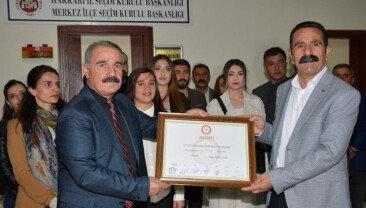 Hakkari Belediye Başkanı Mehmet Sıddık Akış Van’da gözaltına alındı.