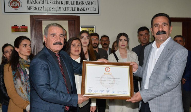 Hakkari Belediye Başkanı Mehmet Sıddık Akış Van’da gözaltına alındı.